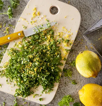 Gremolata på hackade persilja, vitlök och rivet cironskal
