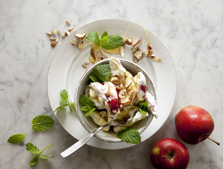 Dessert med äpple, mynta och nötter