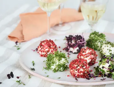 Färskostbollar med färska örter och rosépeppar