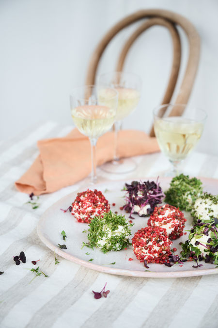 Färskostbollar med färska örter och rosépeppar