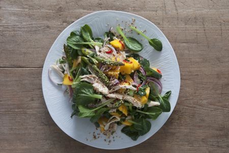 Asiatisk sallad med grillad kyckling