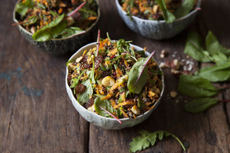 Sallad med rivna morötter, quinoa, russin och hasselnötter