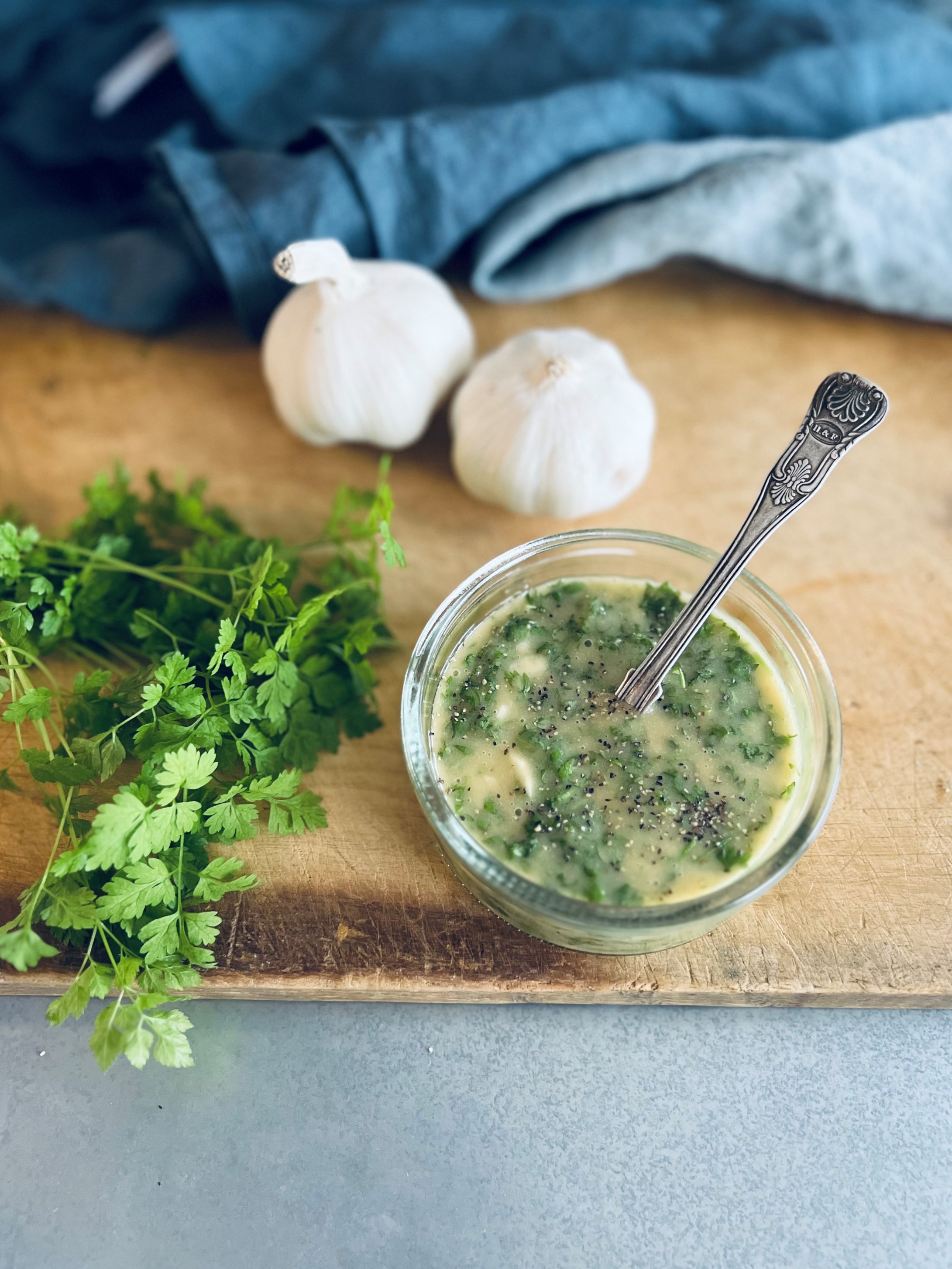 Senapsdressing med vitlök och körvel