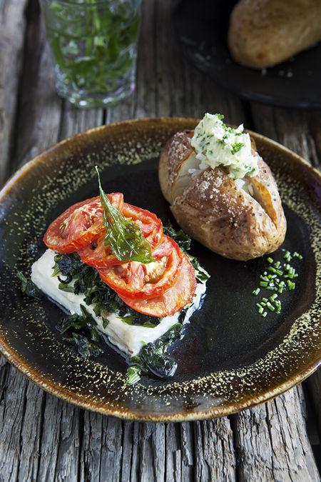 Ugnsbakad fisk med tomat och bakad potatis