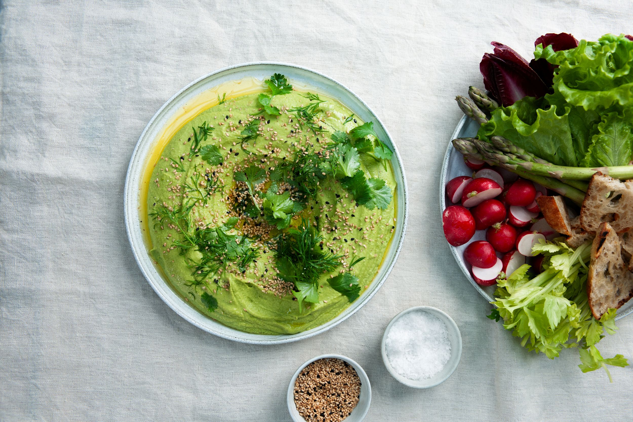 Hummus på kikärtor och färska örter