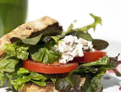 Toast med sallad och tomat