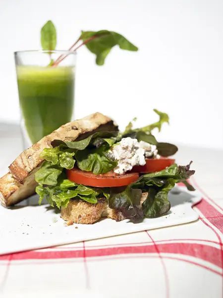 Toast med sallad och tomat