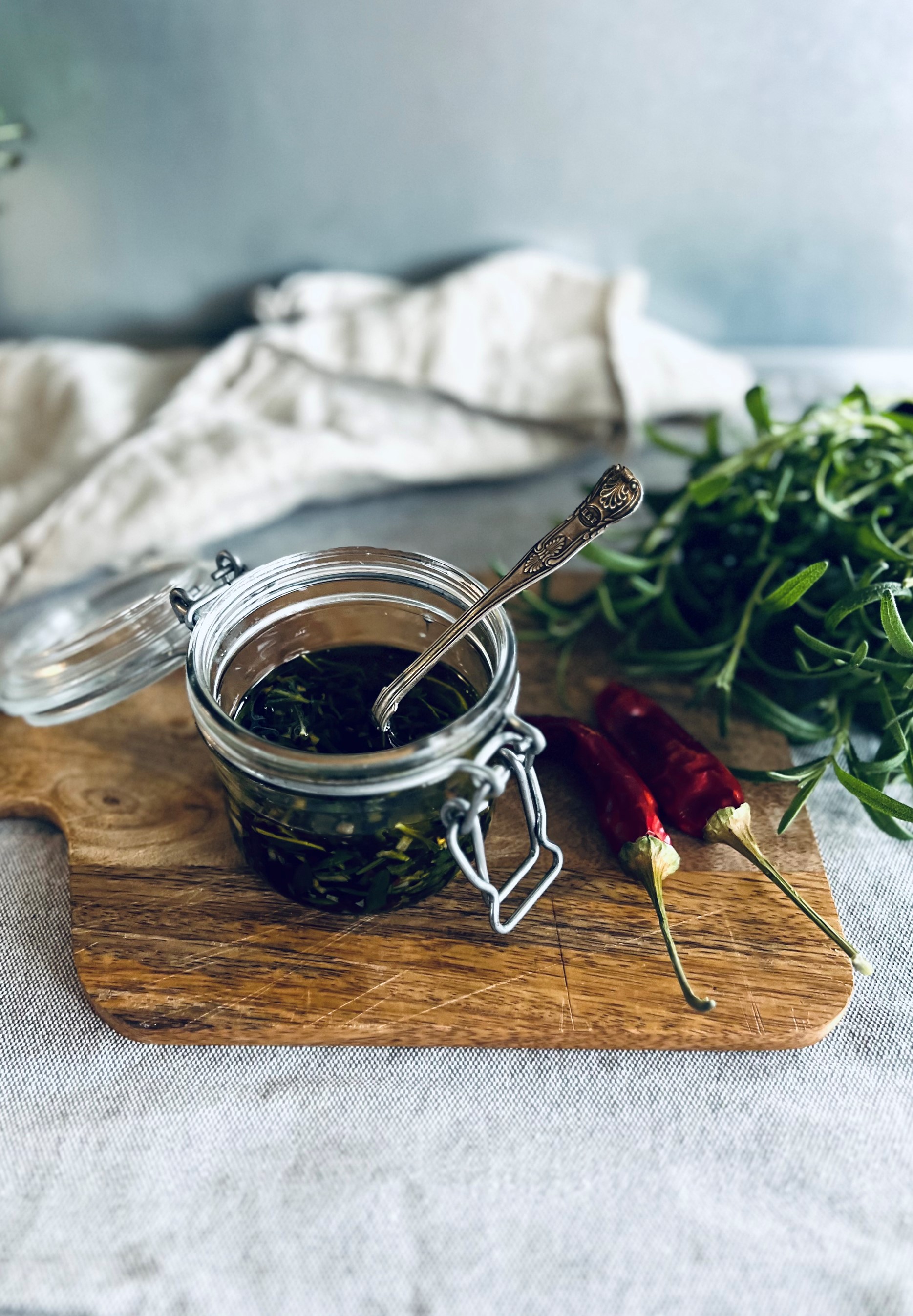 Örtolja på rosmarin och chili