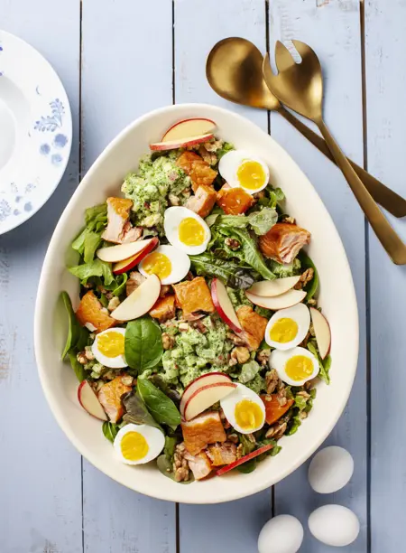 Varmrökt lax med ägghalvor och krämig äppelsallad