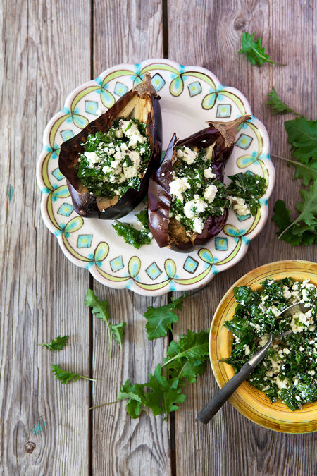 Bakad aubergine med grönkål och fetaost