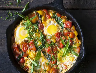 Schatshuka pocherade ägg i stark tomatsås