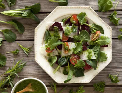 Kålsallad med rödbeta och tomat