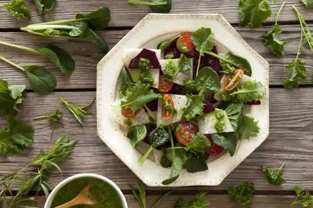 Kålsallad med rödbeta och tomat