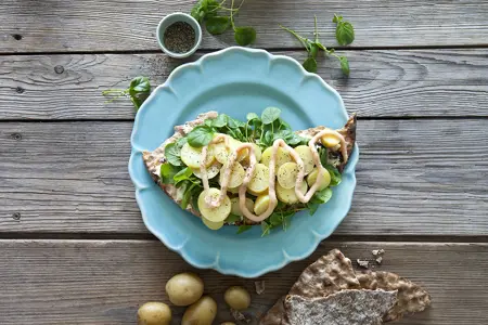 Knäckebröd med kokt potatis och krasse