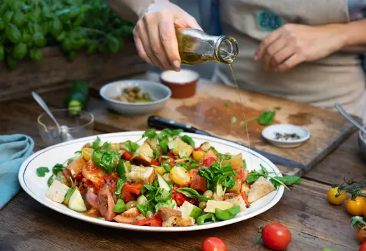 Panzanellasallad med brödkrutonger