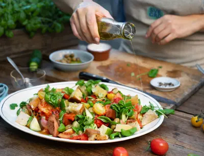 Panzanellasallad med brödkrutonger