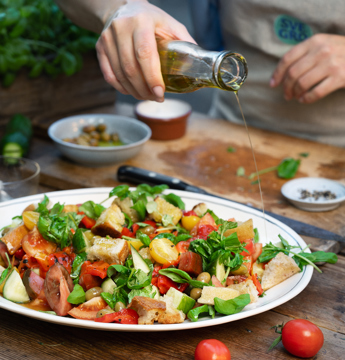 Panzanellasallad med brödkrutonger