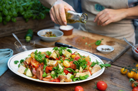 Panzanellasallad med brödkrutonger