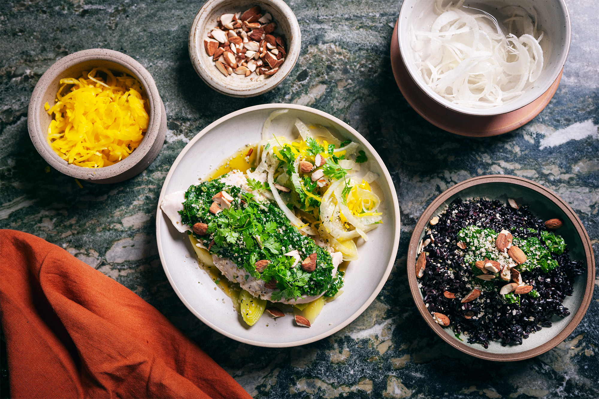 Kyckling med salvia purjolök, svart ris, fänkålssallad, gremolata och körvel