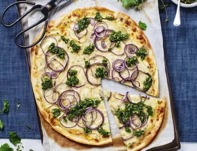 Pizza bianco med pesto
