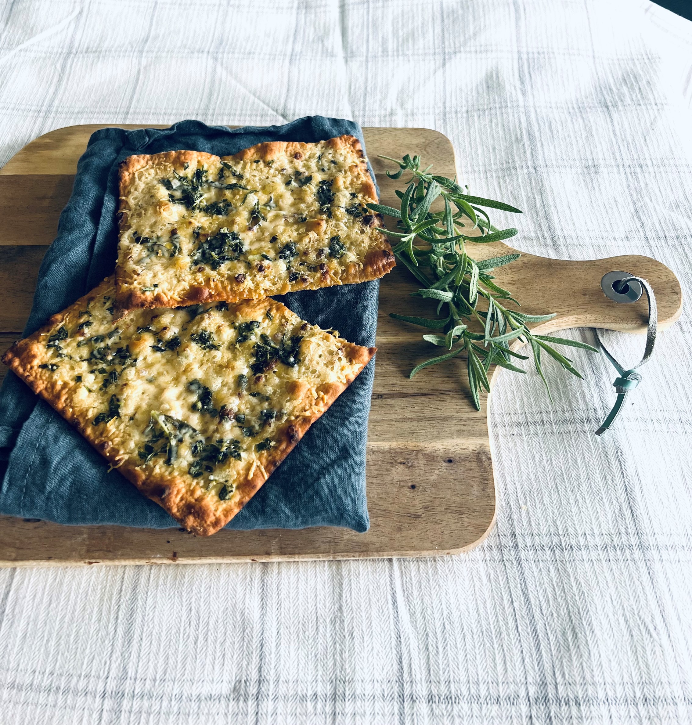 Tunnbröd med parmesan och rosmarin