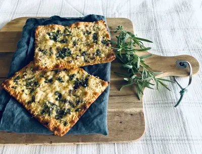 Gratinerade tunnbröd med parmesan