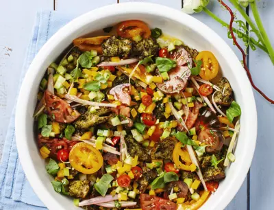 Matig sallad hackade grönsaker och krutonger