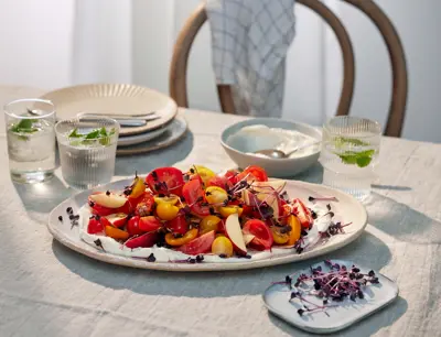 Sallad med nektariner och tomater