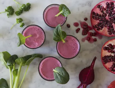 Rosa rödbetsjuice med blad och frukt
