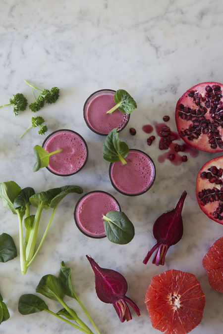 Rosa rödbetsjuice med blad och frukt