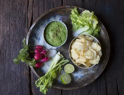 Grönsaker och chips med dipp på pesto