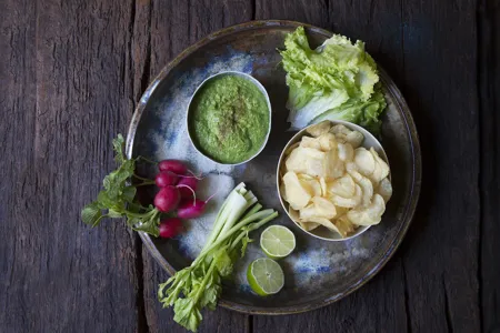Grönsaker och chips med dipp på pesto