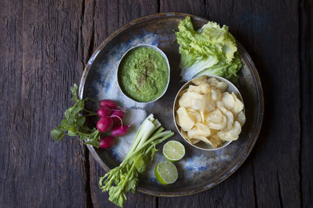 Grönsaker och chips med dipp på pesto